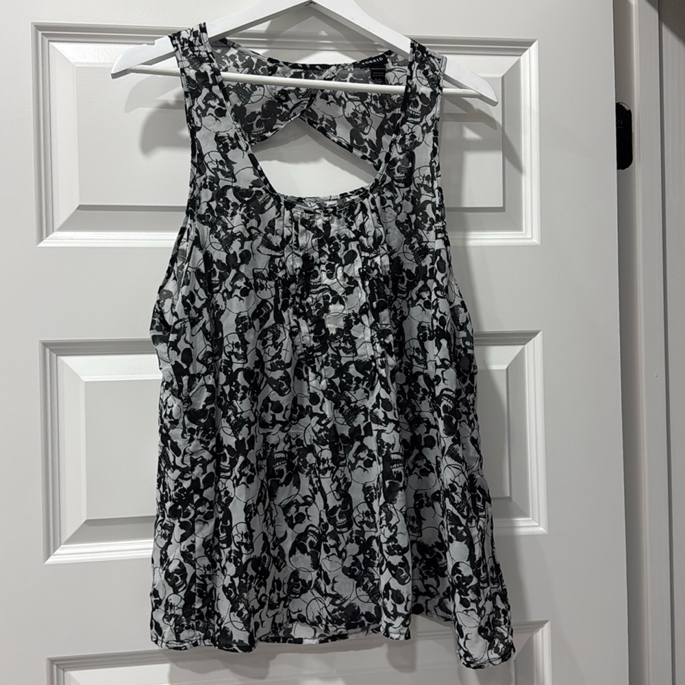 Torrid black & White skull chiffon tank top w/ back open back size 2X